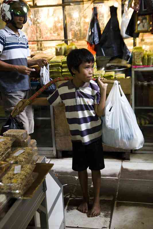 Bocah tukang pikul di pasar Kendari (Foto: flickr.com) 