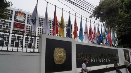 Bendera partai politik peserta Pemilu 2024 dipasang di Kantor Komisi Pemilihan Umum (KPU), Jakarta, Selasa (17/1/2023). (KOMPAS/AGUS SUSANTO (AGS))