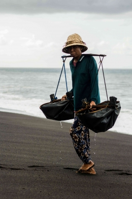 Seorang Pembuat Garam Kusamba | Sumber gambar: Dendy Darma Satyazi