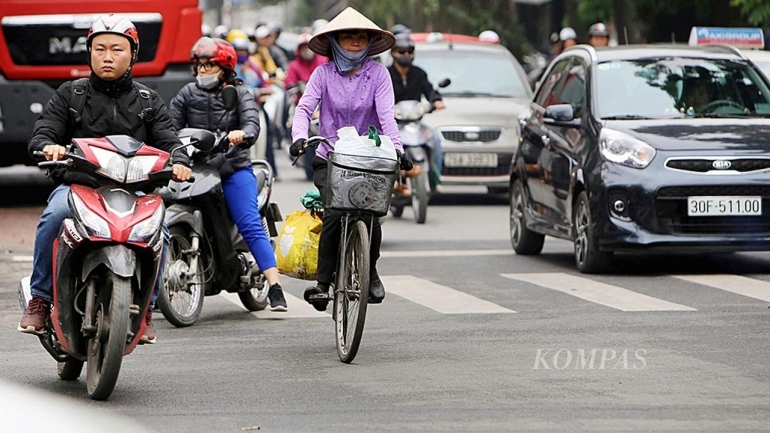 Jalan kota Hanoi dipadati oleh aneka kendaraan, mulai dari sepeda, sepeda motor, hingga mobil, Rabu (27/2/2019). Hanoi adalah wajah Vietnam yang baru, maju, dan kompetitif. (KOMPAS/B JOSIE SUSILO HARDIANTO)