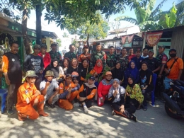 Warga Perumahan Taman Bunga giat Sabtu bersih di RW 008, Kelurahan Bakung (dok jb)