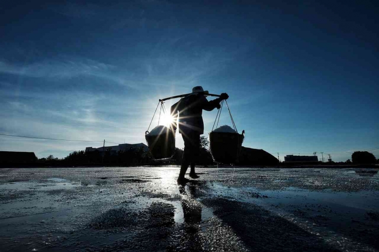 Seorang Pembuat Garam Laut | Sumber gambar: Phuong Nguyen 