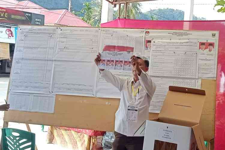 KPPS di TPS 06 Duku Tarusan, Pesisir Selatan melakukan penghitungan suara di Pilkada Sumbar, Rabu (9/12/2020)(KOMPAS.COM/PERDANA PUTRA)