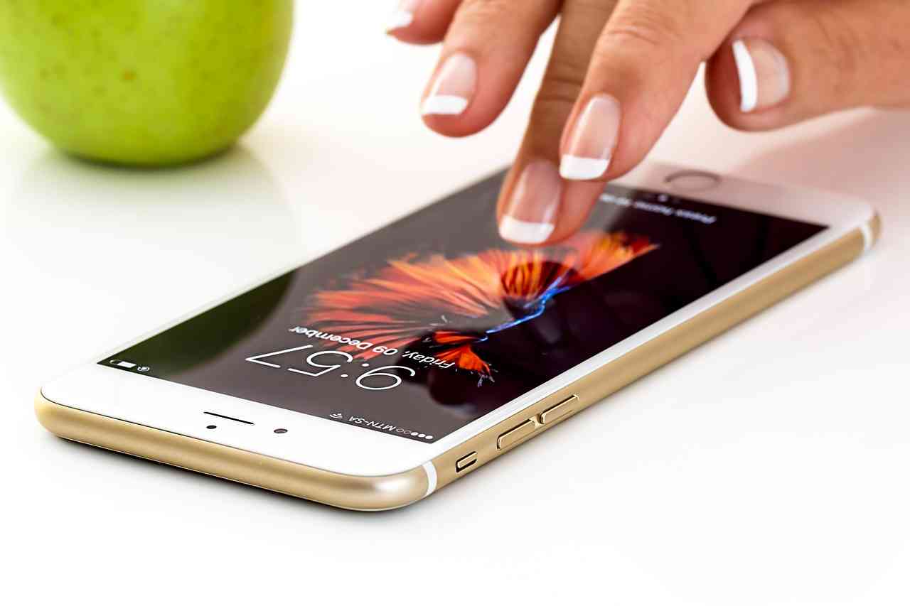 Penggunaan Handphone di Era Modern (Sumber: Pixabay.com/Stevepb)