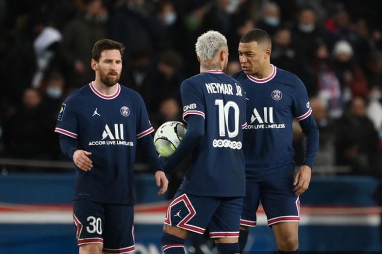 Lionel Messi, Neymar, dan Kylian Mbappe saat PSG melawan Saint-Etienne pada pekan ke-26 Ligue 1 2021-2022.(Franck Fife via Kompas.com) 