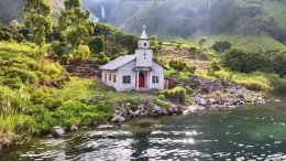 Gereja kecil semacam kapel di pinggiran Danau Toba sisi Balige. Foto : Screenshot video sesi Latihan hari kedua, f1h2o.com