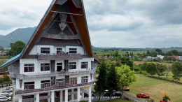 Salah satu gedung ikonik Balige tak jauh dari Dermaga Mulia Raja Napitupulu, Balige. Foto : Screenshot video sesi Latihan hari kedua, f1h2o.com