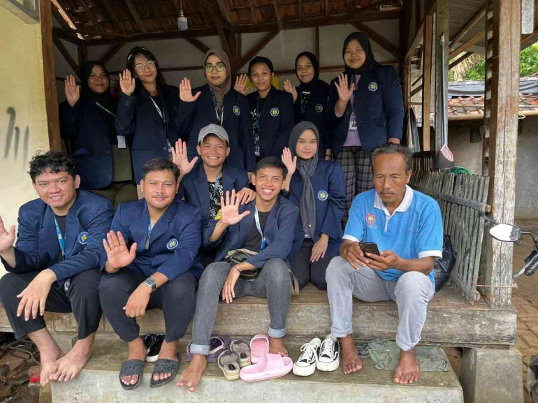 Dokumentasi Bersama Bapak Subari Selaku PJ. Kepala Desa di Taman Baca Al-Hikmah