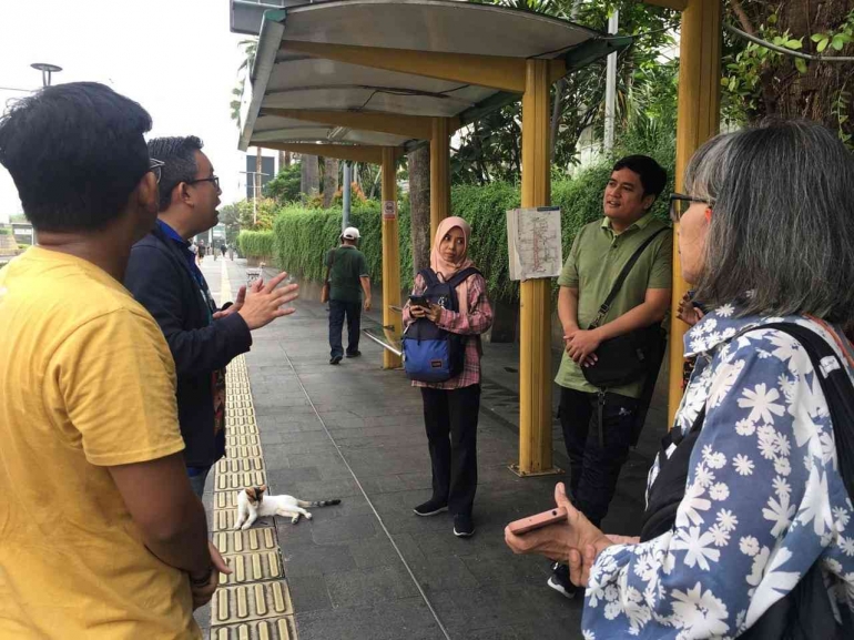 Pak Bowo ketika membabarkan program berkelanjutan Transjakarta sewaktu kami menunggu kedatangan bus elektrik di halte Transjakarta, sumber: dokumentasi Kopaja71.