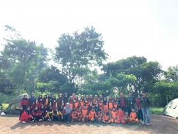 Foto Bersama Mahasiswa KKN-P 07 Umsida dan Peserta Camping (Sie Dokumentasi)