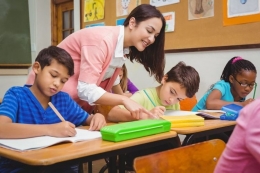 Ilustrasi guru sedang mengajar murid di kelas. Sumber: Shutterstock via KOMPAS.com