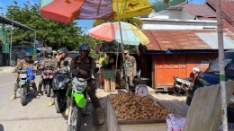 Pedagang buah di trotoar jalan Meranti Dermaga Muara Teweh/Dok.PolPP Barut