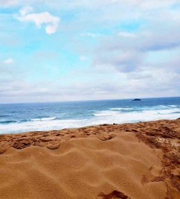 Pemandangan laut biru dibalik bukit pasir. Foto: DokPri