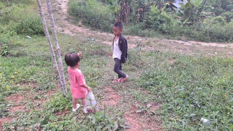 Kedua anak saya sedang bermain di kebun. Sumber: Dokumentasi pribadi