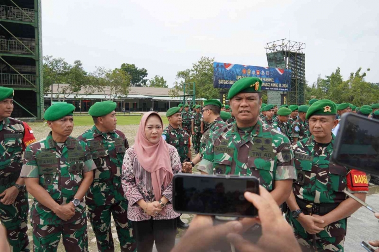 Pangdam IV/Diponegoro dan Bupati Purbalingga wawancara dengan wartawan/Foto: Lilian Kiki Triwulan