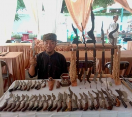 Riki Kurniawan Apriansyah penjual Kujang di Pameran Cirebon. (Foto Riki Pusaka Kandaga Wesi)