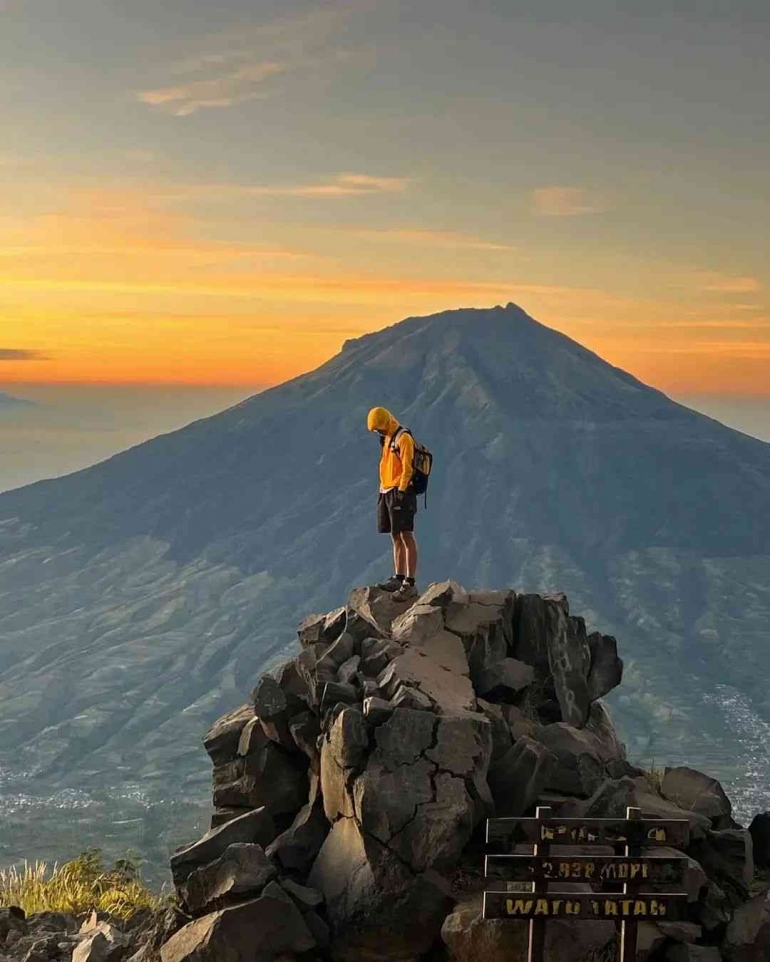 Seorang pendaki berfoto di batuan Gunung Sindoro (Instagram/PendakiSunyi)