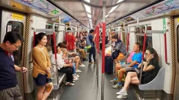 Suasana angkutan umum (MTR - Mass Transit Railway) di Hong Kong, China (Foto: timeout.com)