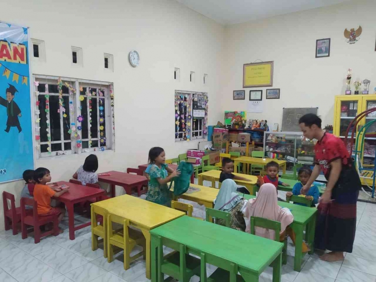 KKN UPGRIS Kel.40_ Bimbingan Belajar Kelurahan Sambirejo Kecamatan Gayamsari Kota Semarang, Selasa 27 Februari 2024.