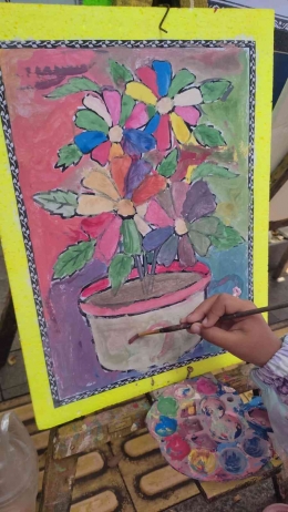 Lukisan bunga dengan kelopak berwarna warni karya anakku (dok.Arief Ikhsanudin).