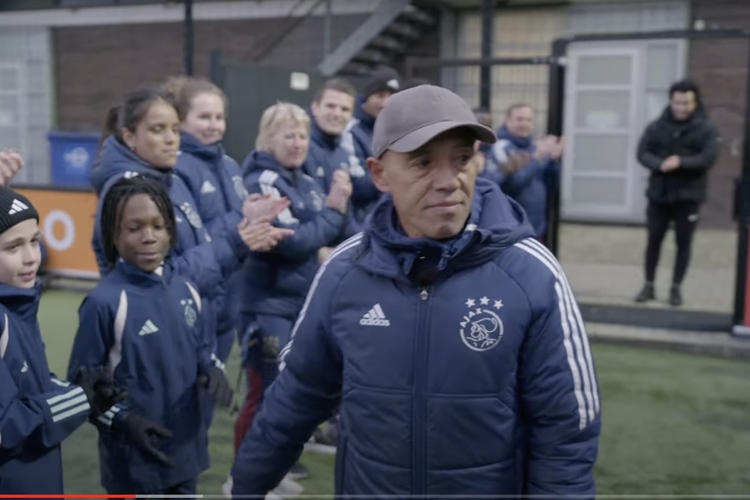 Simon Tahamata mendapatkan aplaus dari anak asuhnya di tim junior Ajax. (TANGKAPAN LAYAR YouTube AFC Ajax via KOMPAS)