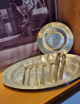 Set Piring dengan sendok, garpu, dan pisau di Memorabilia KAA (Foto: Dokpri MomAbel)