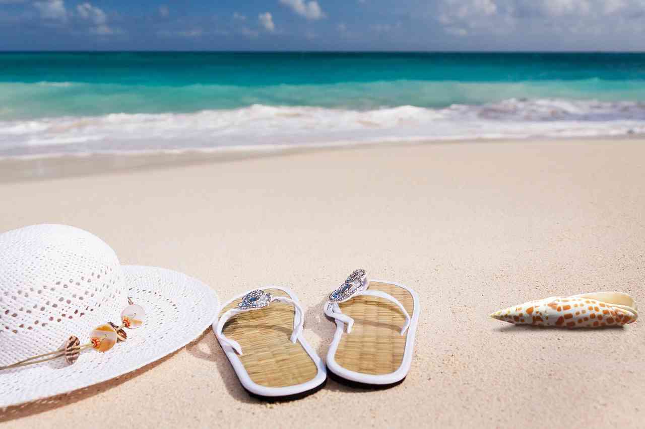 Menikmati Keindahan Pantai (Sumber: Pixabay.com/Stux)