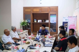 Anggota DPD/MPR RI Bambang Santoso menyimak penjelasan Perwakilan Pertamina. Denpasar, Jum'at (23/02)