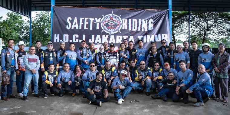 Foto bersama peserta, panitia, dan instruktur safety riding HDCI Jakarta Timur. (Kangmox)