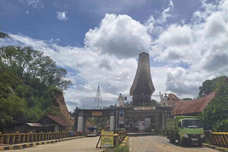 Kondisi terkini pintu gerbang masuk Tana Toraja. Sumber: dokumentasi pribadi