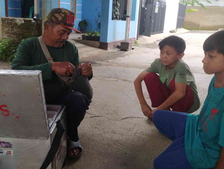 Demi Hidupi Keluarga, Martono Keliling Kota Bandung Jual 'Rambut Nenek' (Foto: Dokpri)