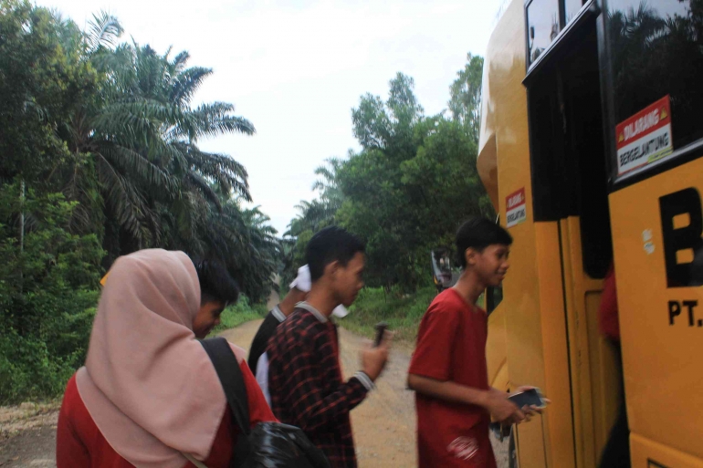 Siswa-siswi yang akan berangkat menuju Pantai Keraya menggunakan bus sekolah. Sumber: SMP Indah Makmur.
