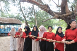 Siswa-siswi ketika bermain games estafet kelereng di Pantai Keraya. Sumber: SMP Indah Makmur.