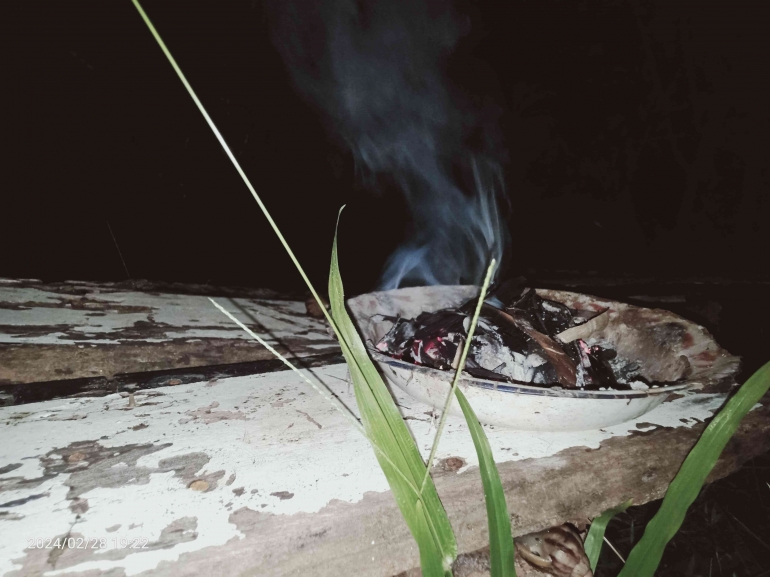 Dokpri: Pembakaran kayu cendana di luar rumah