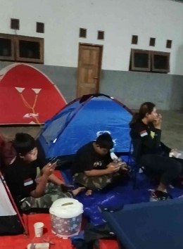 Suasana dalam tenda salah satu keluarga peserta happy camp CVI Jatim (dokpri)