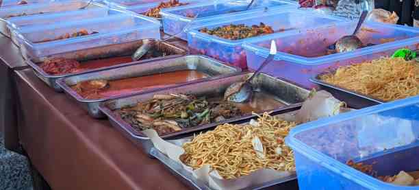 Beberapa jenis takjil yang dijual. Sumber: Istockphoto (YNG Pictures)