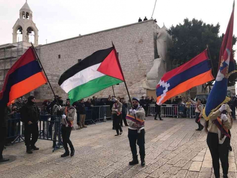 Orang-orang Armenia di Yerusalem pawai solidaritas dukungan untuk Palestina sambil membawa bendera Armenia & Artsakh. Sumber Gambar:https://thewiki.kr