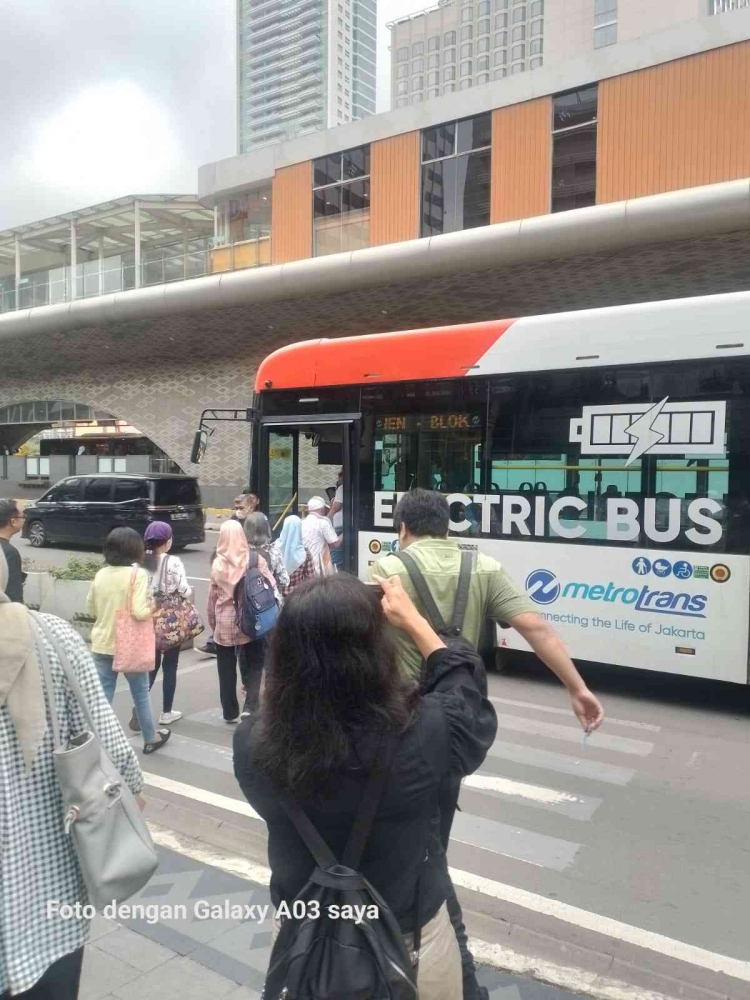 Rombongan Kopaja71 dan tim Transjakarta naik bus elektrik di depan Halte non-BRT Wisma Nusantara. (Sumber gambar: dokpri/Billy Steven Kaitjily)