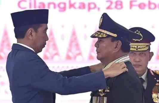 Sumber Dok. Pribadi. Jokowi dan Prabowo saat pemberian pangkat.