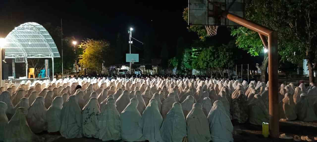 Jemaah melaksanakan sholat dengan tenang dan khidmat. Foto: Ruhul Islam Anak Bangsa/dokpri