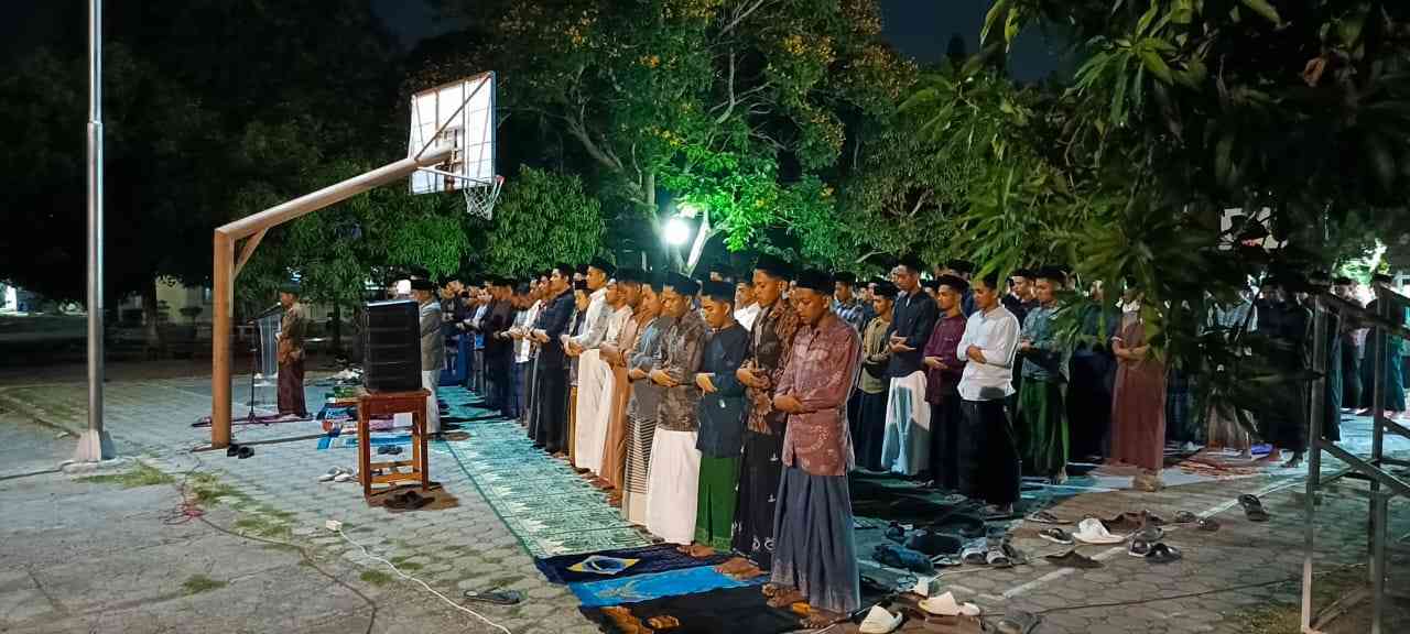 Imam sedang memimpin sholat. Foto: Ruhul Islam Anak Bangsa/dokpri