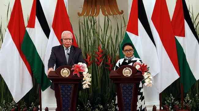 Menteri Luar Negeri Retno Marsudi bertemu dengan Menlu Palestina Riad Al Malki (REUTERS/Willy Kurniawan via CNN)