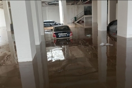 Mobil yang terendam banjir di basement (Sumber: Dokumen BPBD Kabupaten Tangerang via KOMPAS.com)