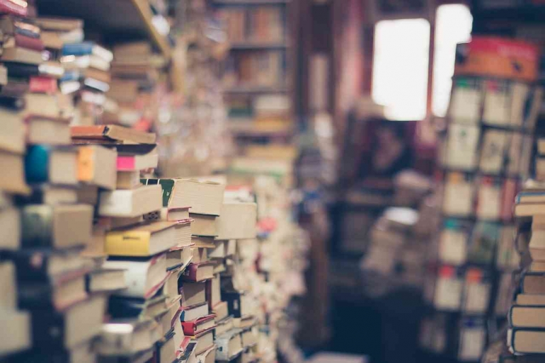 Tumpukan Buku di perpustakaan (Sumber: Pixabay.com)
