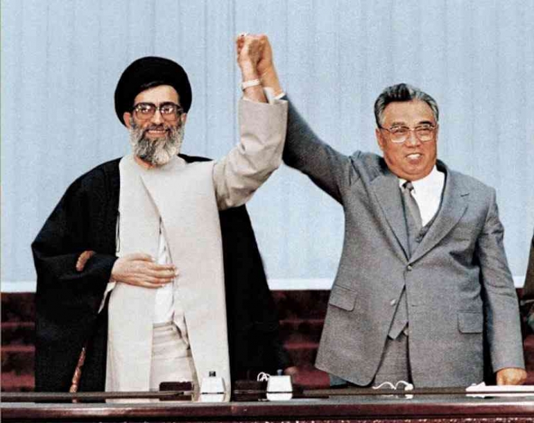 Ayatullah Ali Khamenei (kiri) & Kim Il-Sung (Kanan) sedang berjabat tangan di Parlemen Korea Utara. Sumber: twitter.com/KimIlSungDPRK