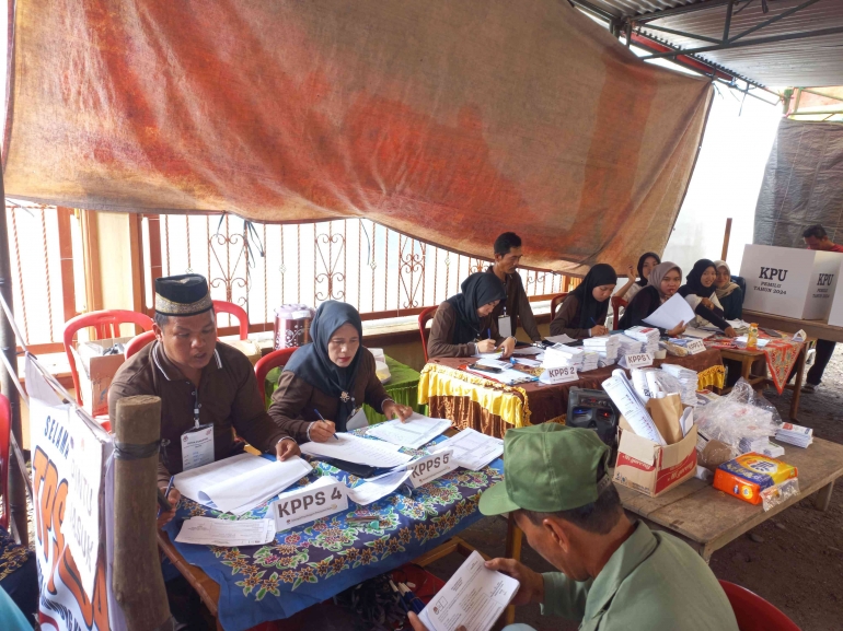 Sumber gambar: dokumen pribadi (suasana TPS 4 Desa Gunung Kembang saat Pemilu 14 Februari 2024)