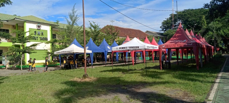 Tampak Tenda bazar yang terpasang di lapangan halaman SMK NT. Selasa, 5/3/2024 (Dok. pribadi)