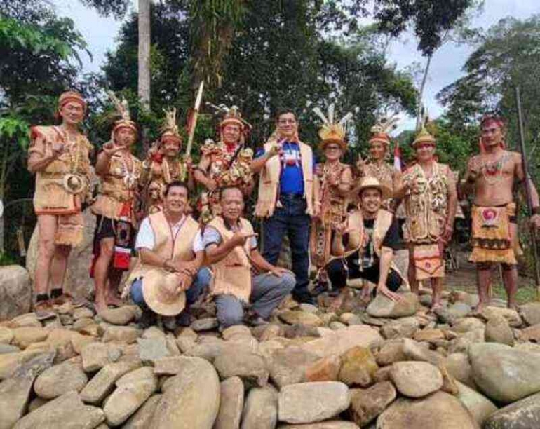 pegiat literasi membangun Batu Ruyud di Krayan/ sumber: Instagram @Krayan_Indonesia