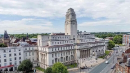 Gedung ikonik Parkinson Building yang menjadi dasar dari logo UoLeeds. Sumber: https://www.dailymail.co.uk/news/university-guide/artic