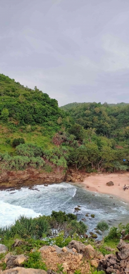 Pemandangan Pantai Ngitun dari atas Puncak Watu Gentong. (Dokumen Pribadi)